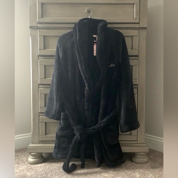 NET VS Black Plush Robe - Picture 1 of 5